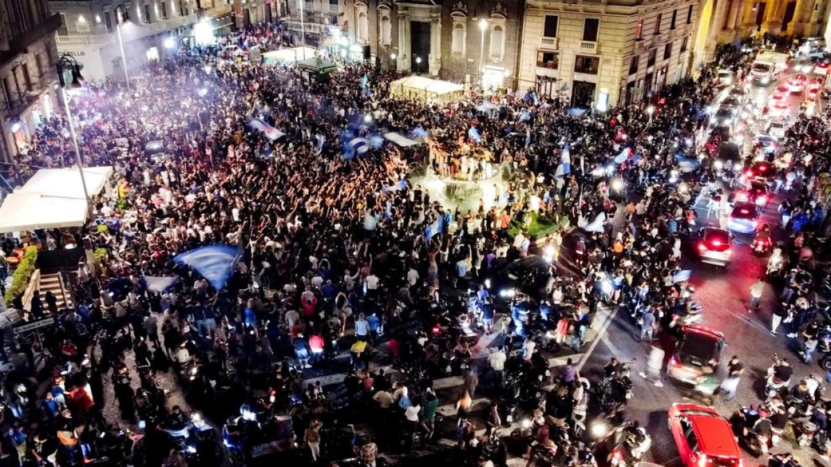 Decenas de seguidores del Nápoles celebraron en el centro de la ciudad el título de la Copa.