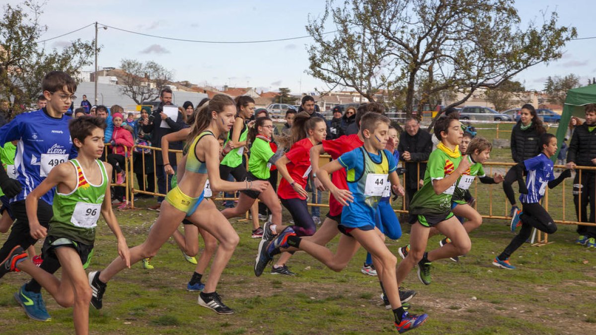 Alguns dels atletes que es van citar ahir al càmping municipal de la ciutat.