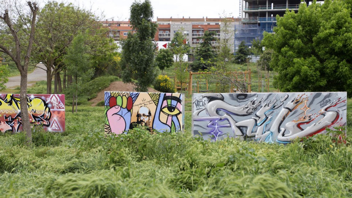 Un parc de la capital ple de males herbes.