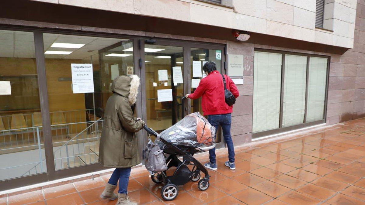 Una parella amb el nadó a l’entrar ahir al matí al Registre Civil de Lleida.