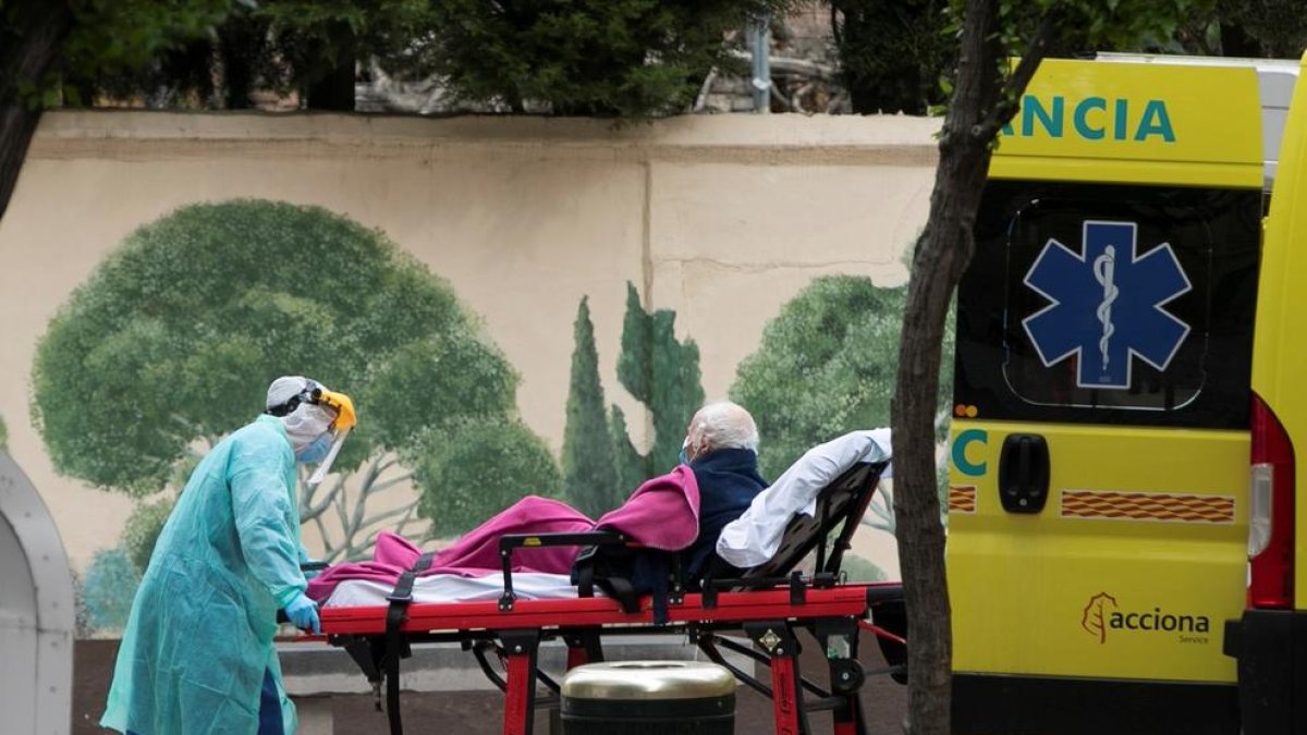 Los sanitarios trasladan a un paciente en Zaragoza.