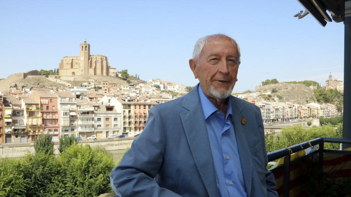 Josep Vallverdú, al balcó del seu actual domicili a Balaguer, amb Santa Maria al fons.