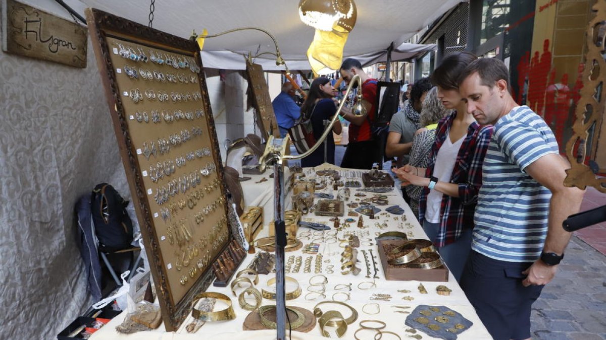 Un mercat artesanal i un altre d’andròmines van animar els carrers del Barri Antic, que també va acollir vermuts musicals i activitats infantils i culturals.