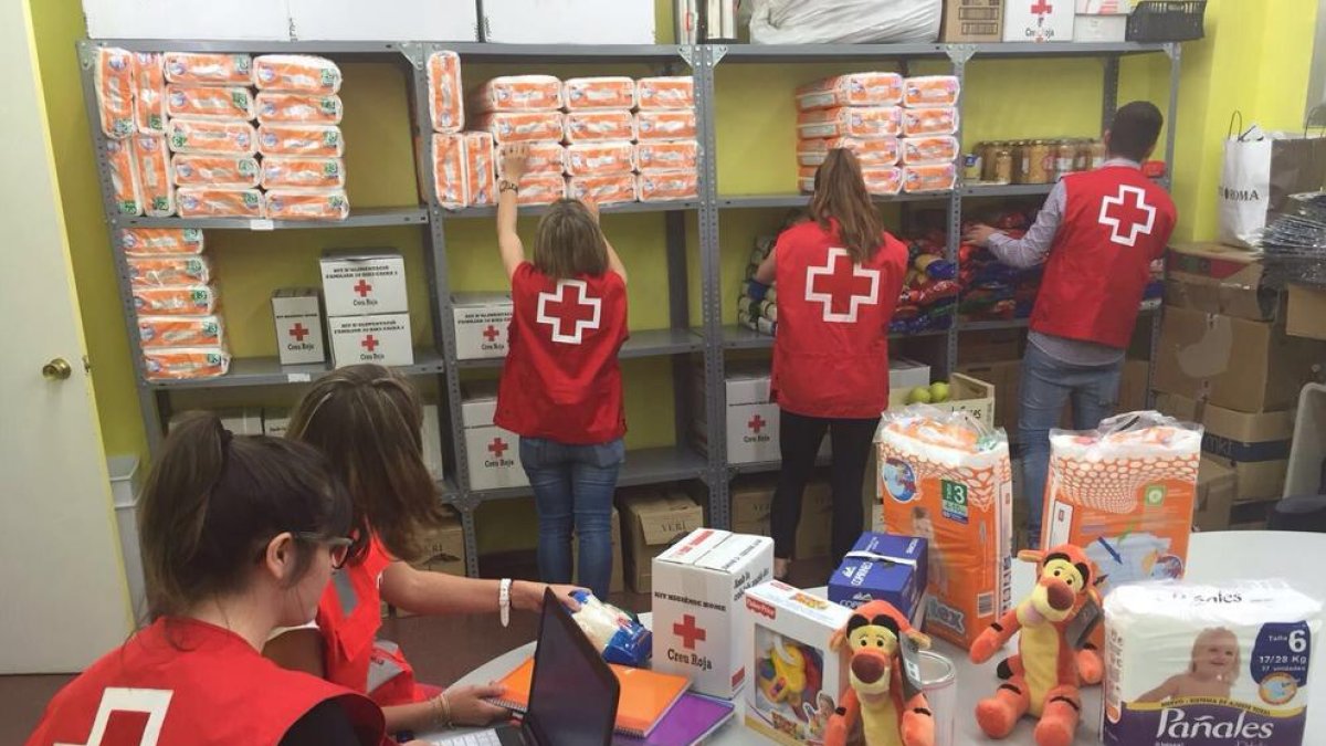 Voluntaris de la Creu Roja de Lleida en una imatge d'arxiu.