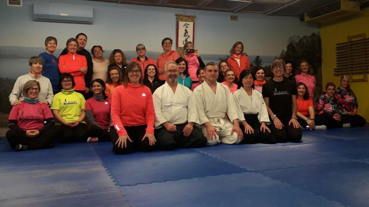 Imatge dels participants en la pràctica d’aikido.