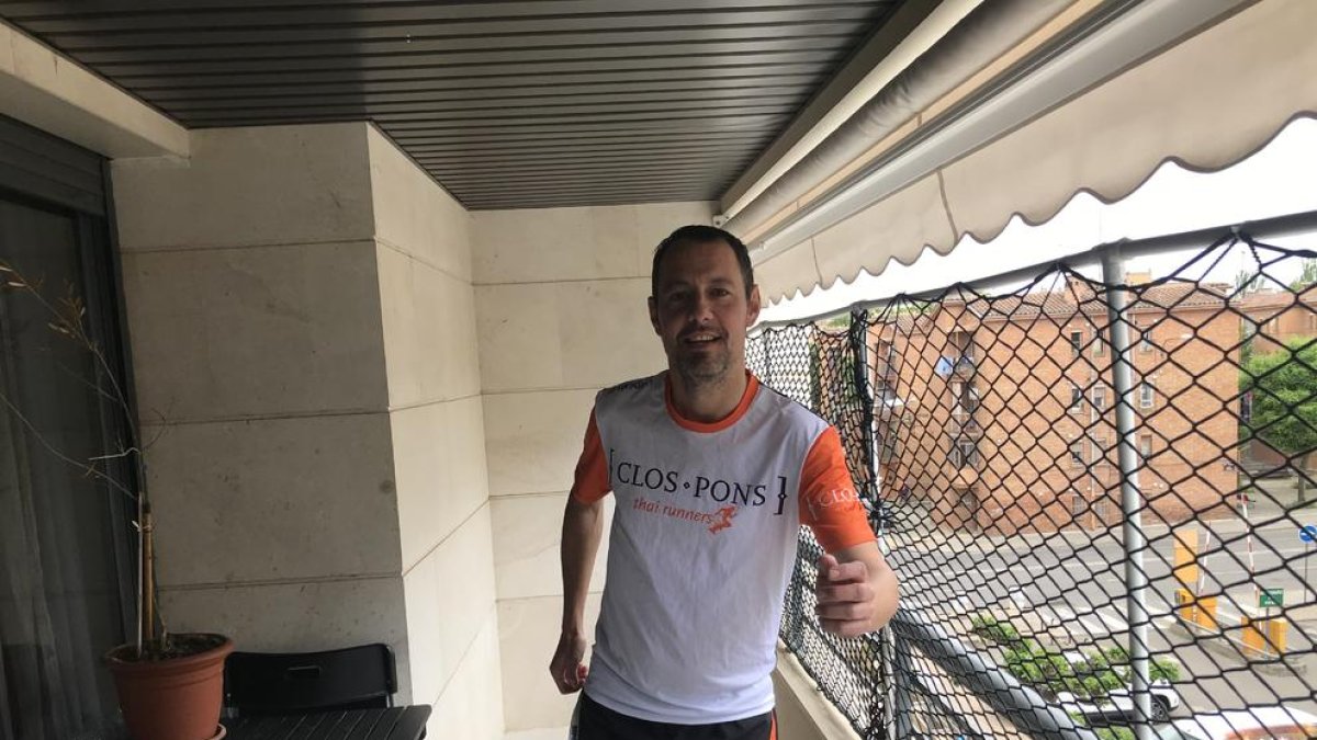 El atleta Xavi Thais, asesor de la jornada, entrenando en casa.