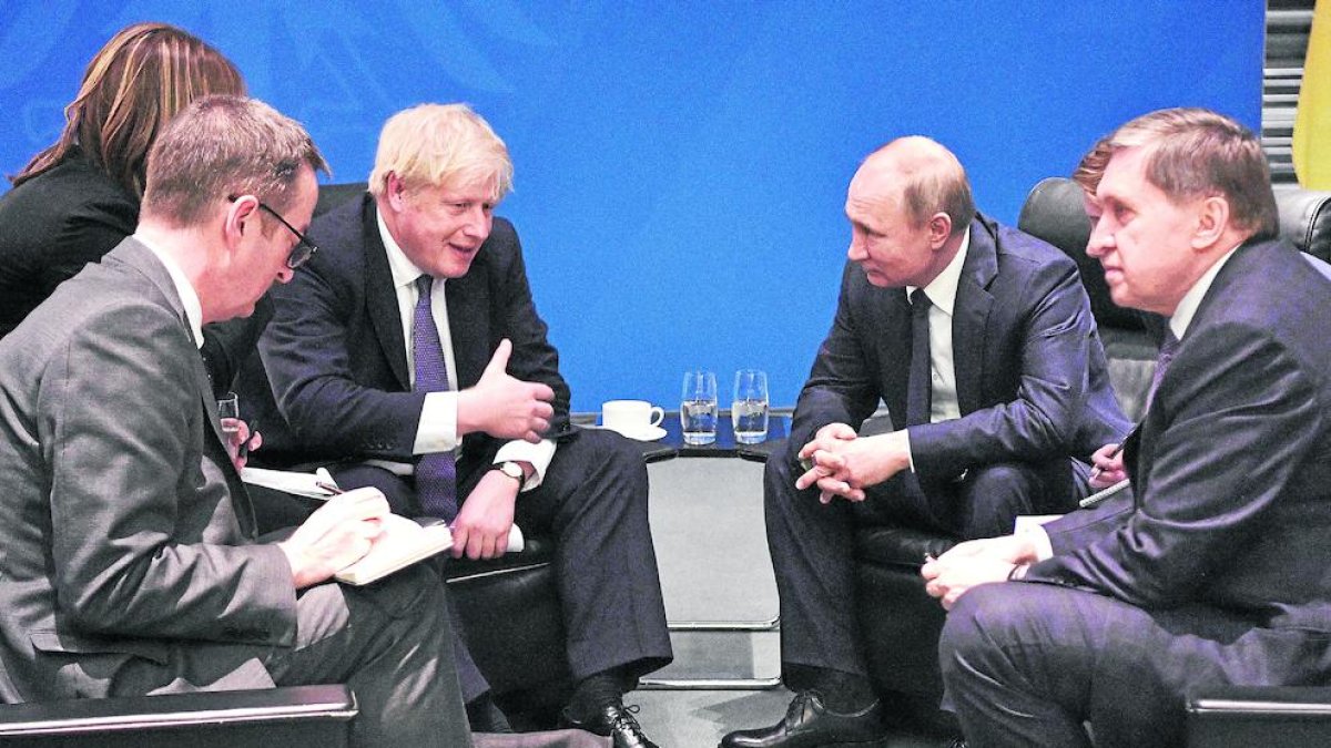 Imagen de archivo de Boris Johnson hablando con Vladímir Putin.