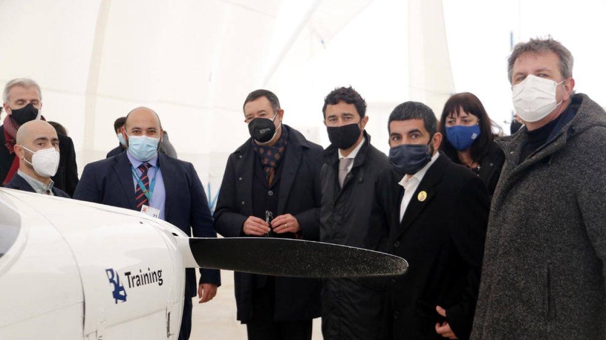 Los consellers Calvet y El Hormani, en las instalaciones aeroportuarias de Alguaire ayer.