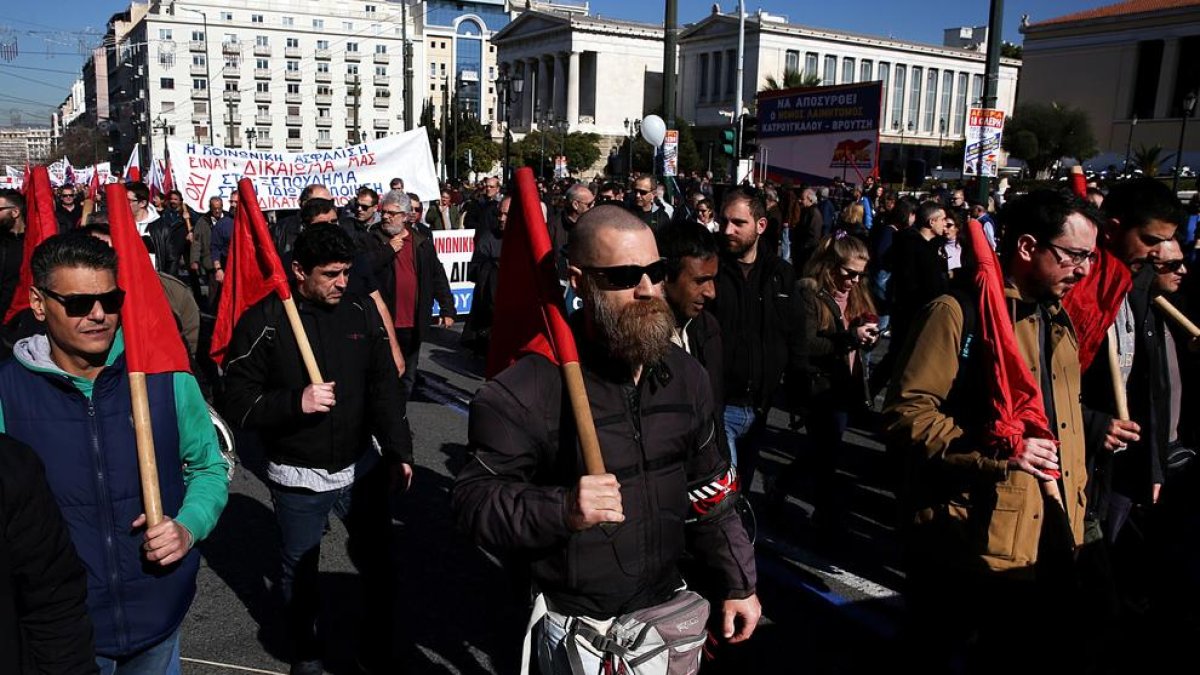 Miles de personas salieron ayer a las calles en Grecia para protestar por la reforma de las pensiones.