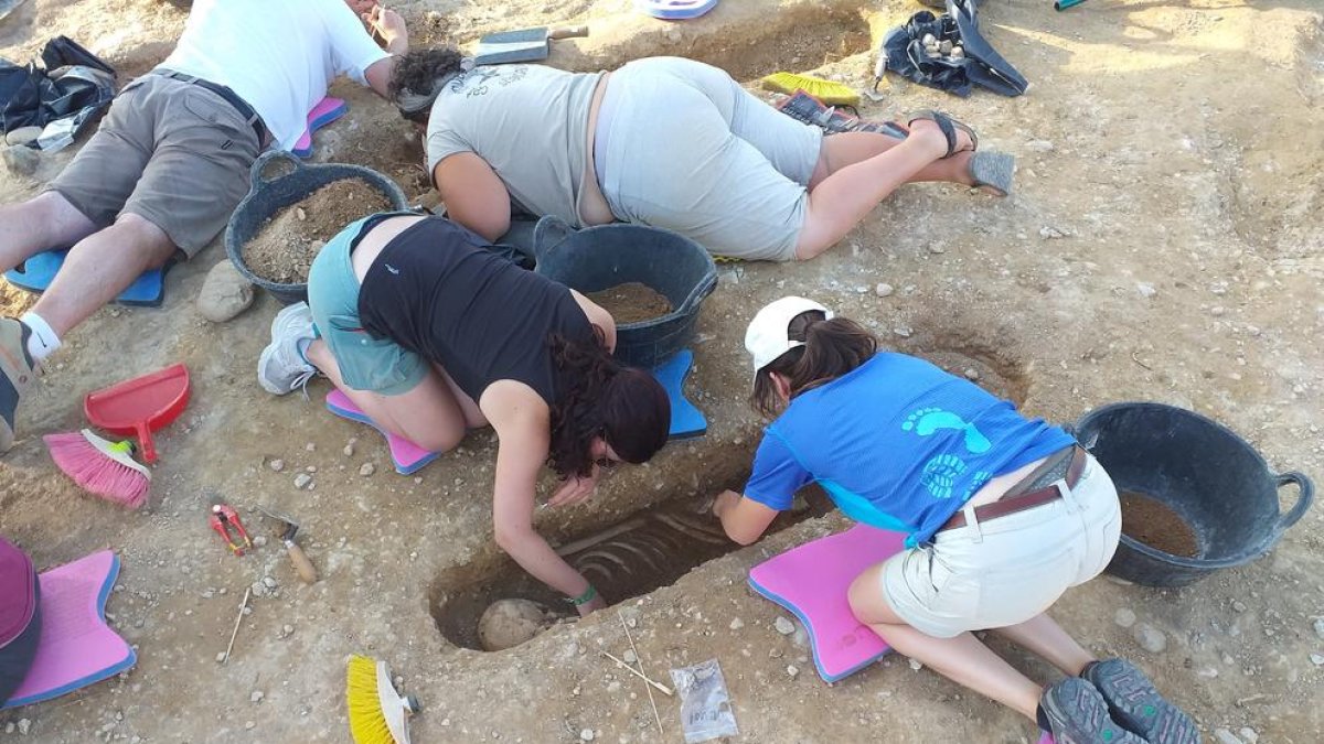 Un equip de vint persones treballa en les excavacions del Pla d’Almatà de Balaguer, on s’han descobert 32 tombes del s. XI.