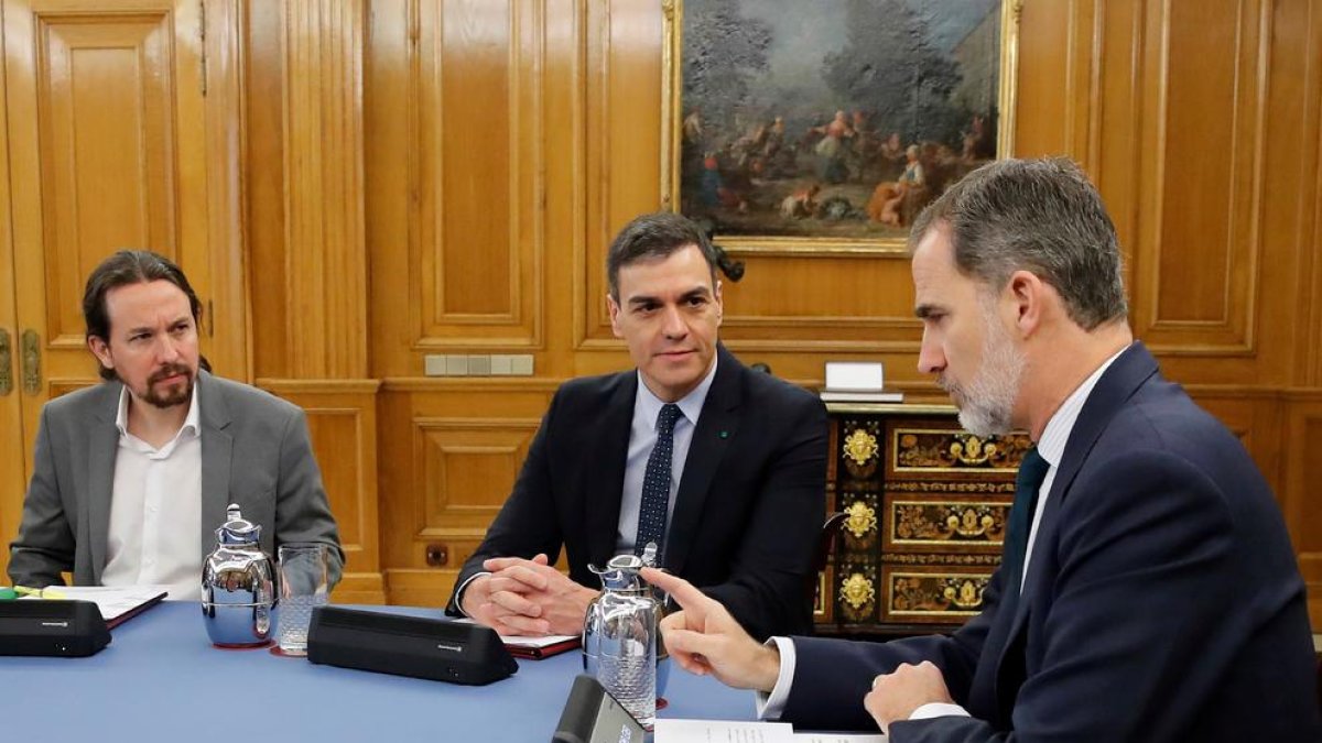 Consejo de Ministros con el rey  -  El rey Felipe VI presidió ayer el primer Consejo de Ministros, que tuvo carácter informativo y al que siguió otro ordinario, ya sin el monarca. El vicepresidente segundo y ministro de Derechos Sociales y Agend ...