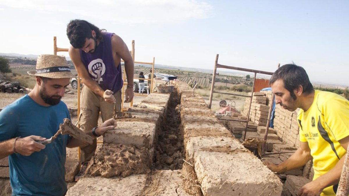 Una trentena d’arqueòlegs i estudiants participen aquestes setmanes en la construcció de la casa.