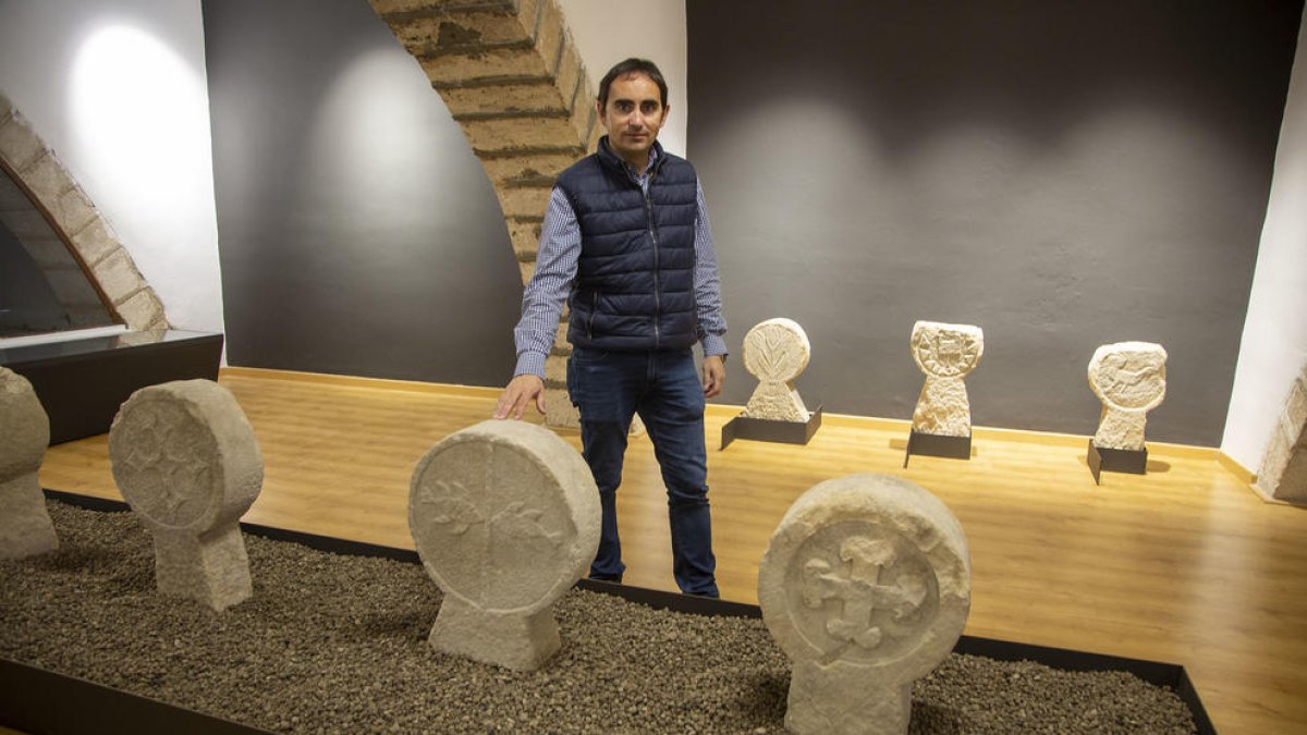 El alcalde de Preixana, Jaume Pané, con las estelas en el nuevo espacio museístico de Sant Llorenç.