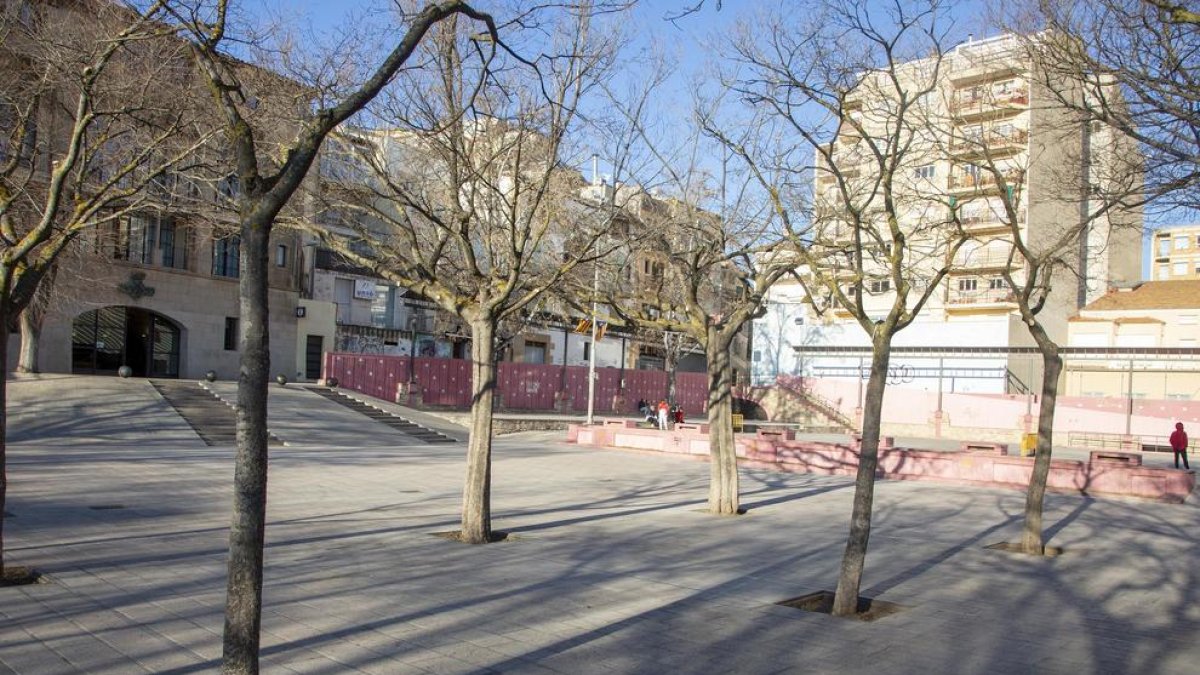 Preocupació entre els veïns de la plaça de les Nacions.