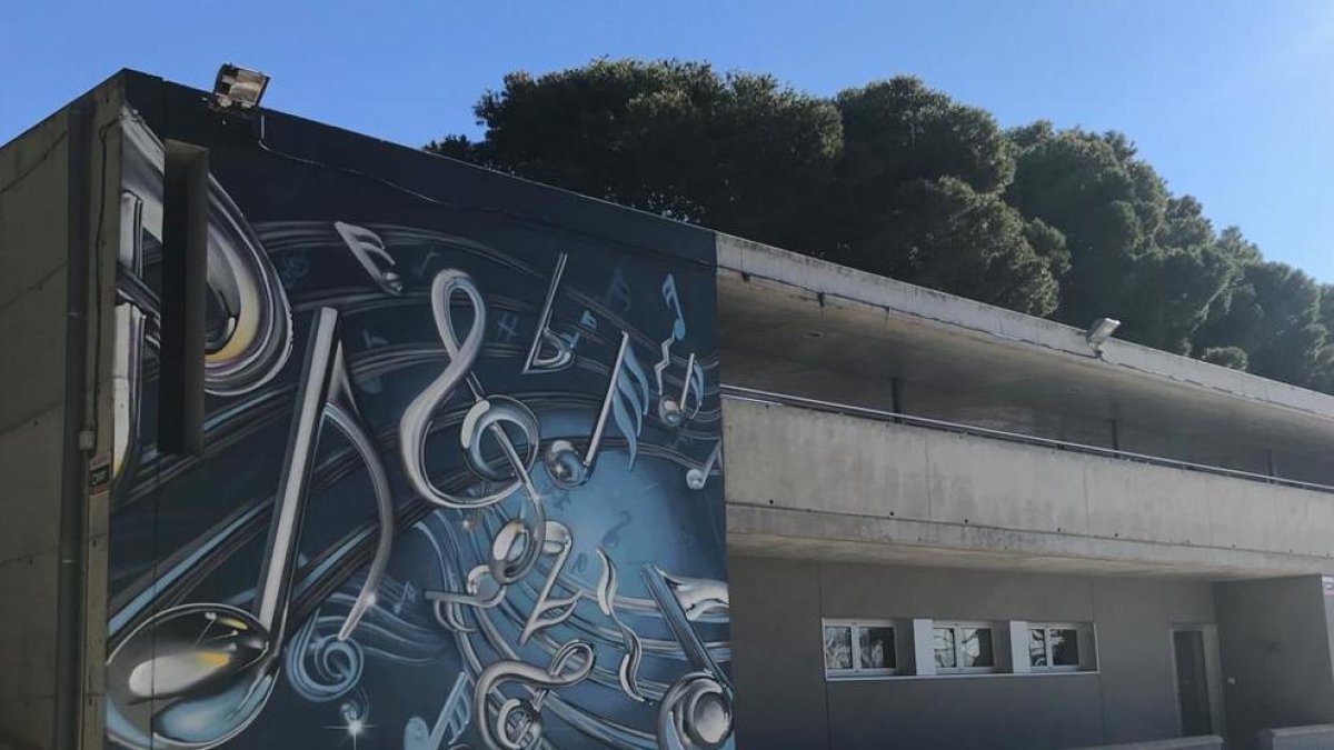 El mural que s’ha pintat a l’Escola de Música d’Alguaire.