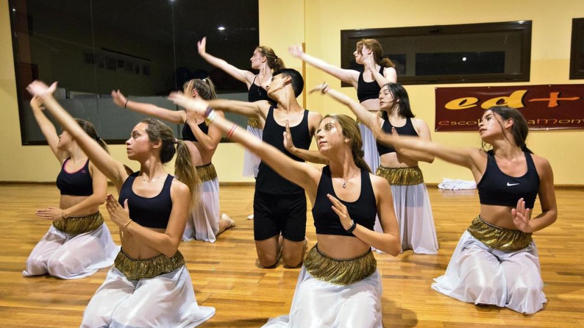 Las bailarinas de la Escola de Dansa Montse Esteve, durante el ensayo abierto del martes del espectáculo ‘Bachendansa’.
