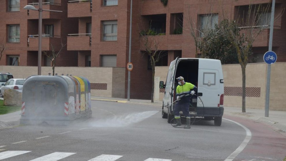 Treballs de desinfecció a l’avinguda del Canal de Mollerussa.