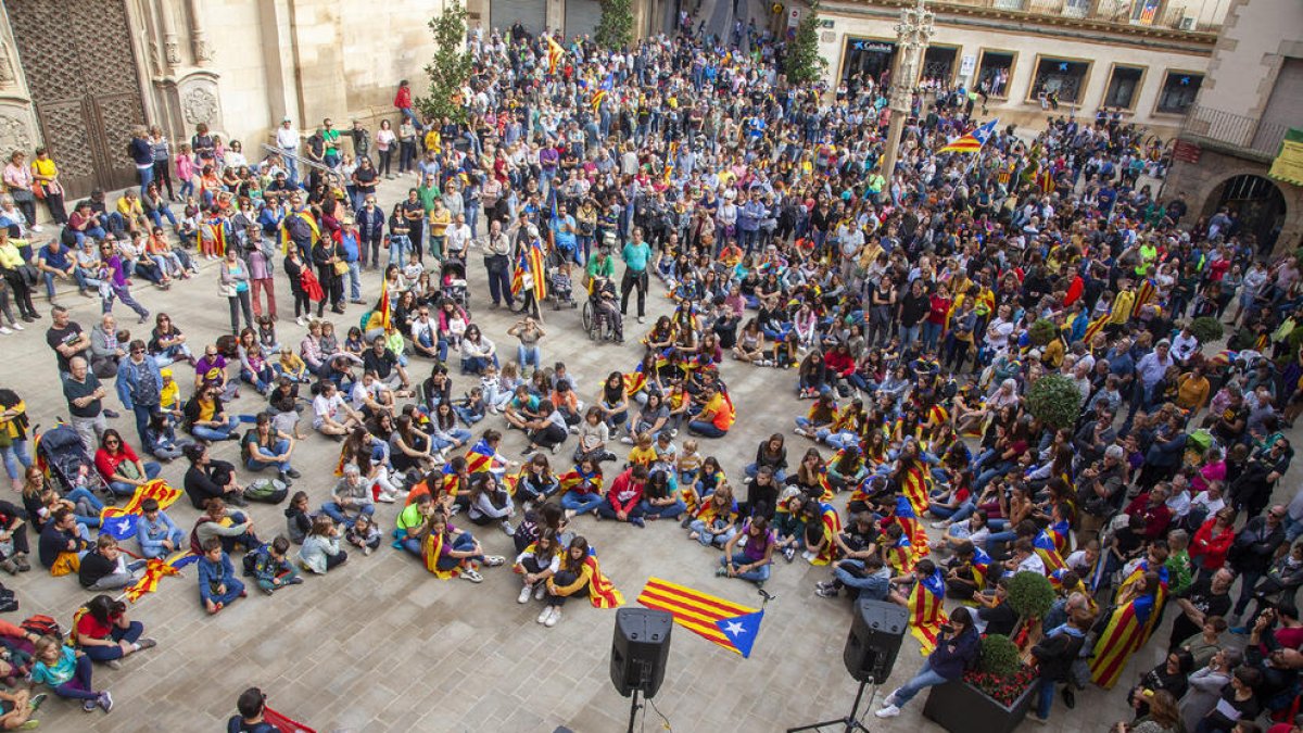 Más de 2.000 vecinos de Tàrrega participaron en la manifestación de ayer.