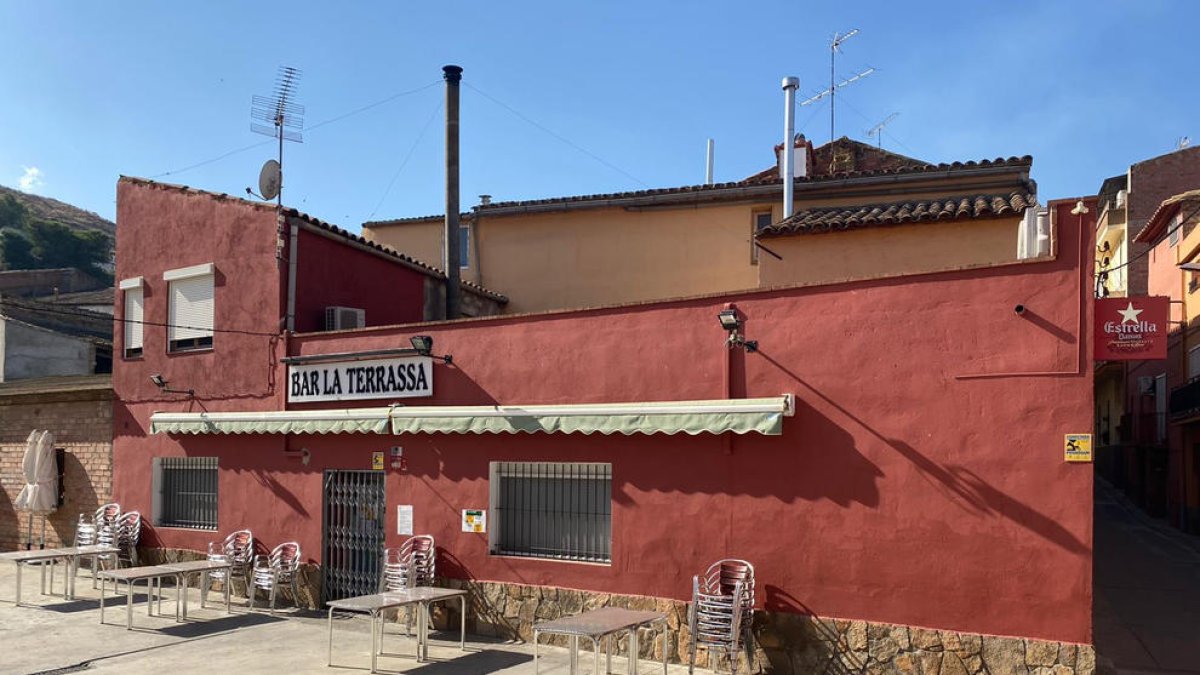 Un bar tancat a la Granja d'Escarp