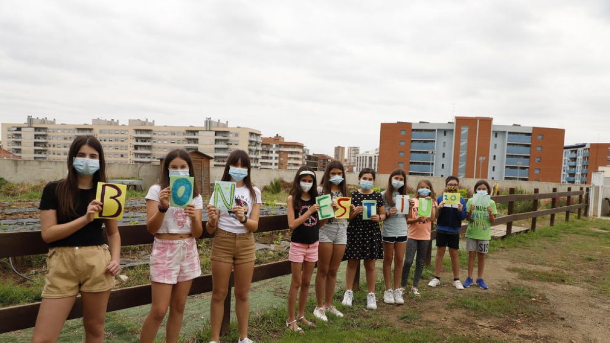 Alumnas del colegio Països Catalans del barrio de Balàfia, en Lleida capital, despidiéndose ayer de la escuela.