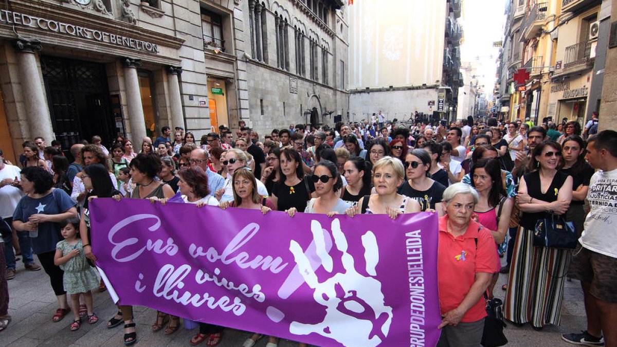 Imatge d’arxiu d’una protesta contra la violència masclista als carrers de Lleida.