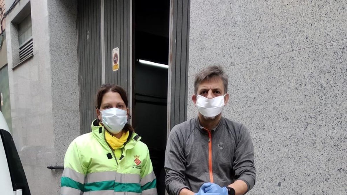 Momento de la entrega del caldo al banco de alimentos. 