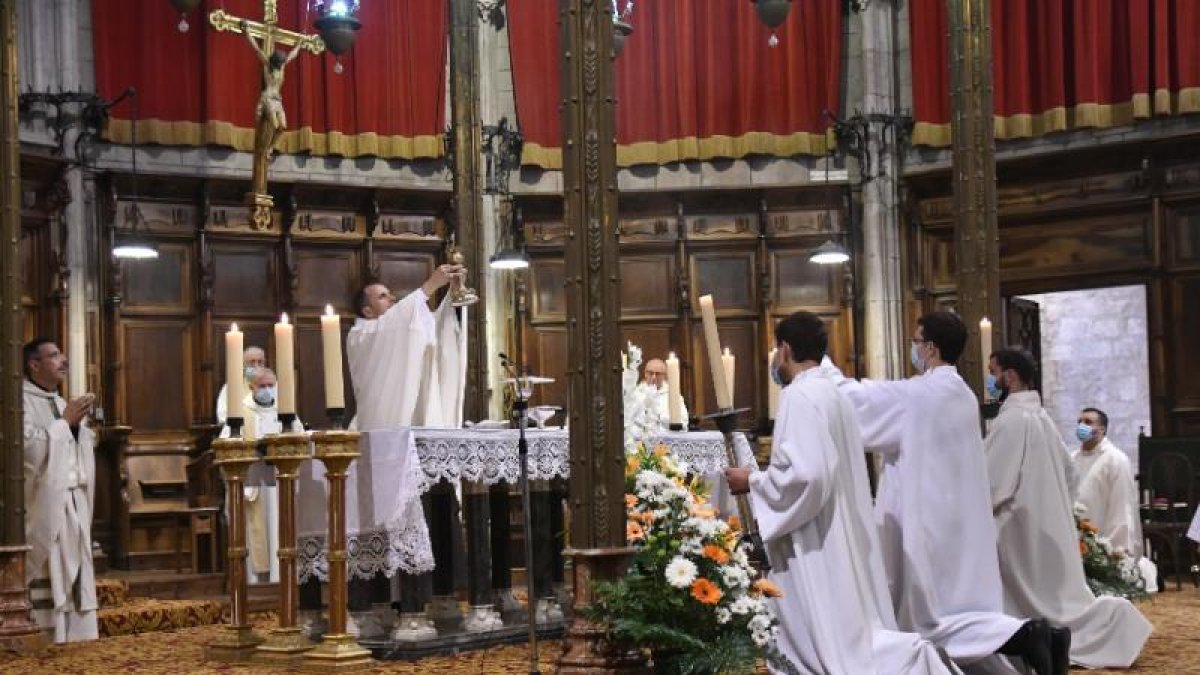 Misa en Solsona en recuerdo de las víctimas de la Covid  -  El obispo de Solsona ofició ayer una misa en la que asistieron medio centenar de curas y en la que hubo una pregaria por los fallecidos por coronavirus en la diócesis. La ceremonia tamb ...