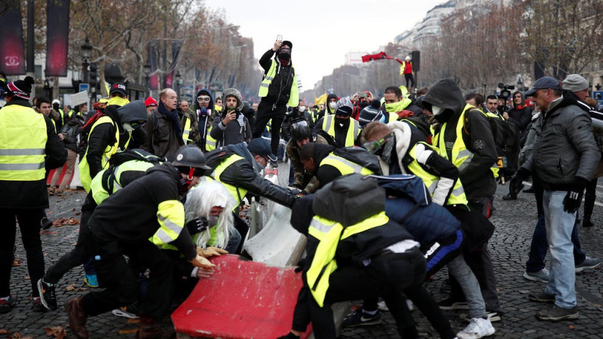 Imatge de disturbis a la capital francesa durant una de les protestes dels Armilles Grogues.