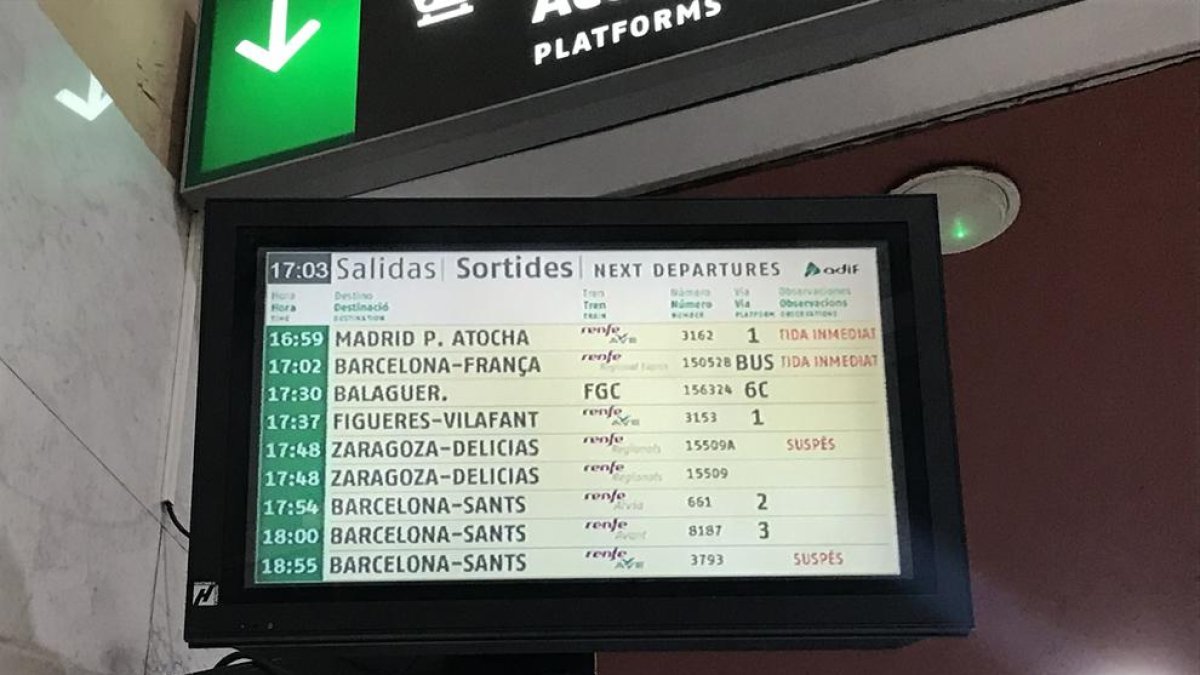 Una pantalla  en la estación anunciando la suspensión de 2 trenes.