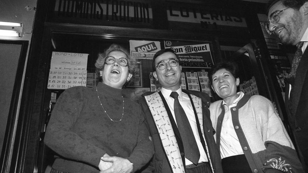 Maria Rosa Serrano, la propietària de l’administració, al costat d’un dels premiats el 1989.