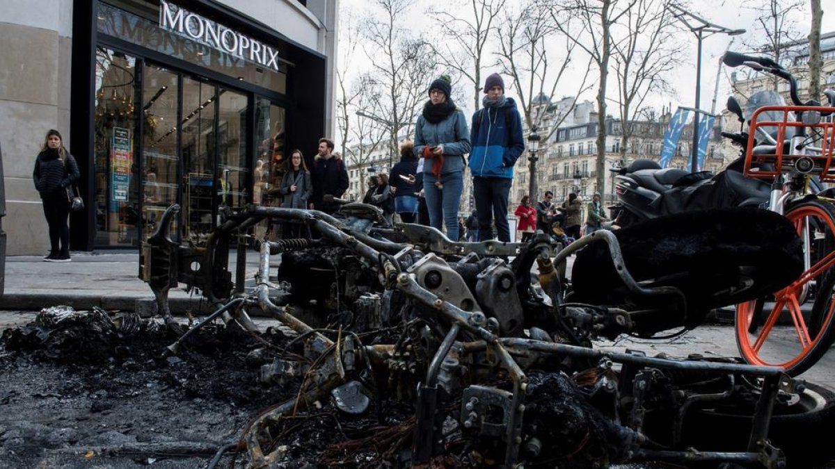 Els protestants van provocar danys en més de 80 comerços.