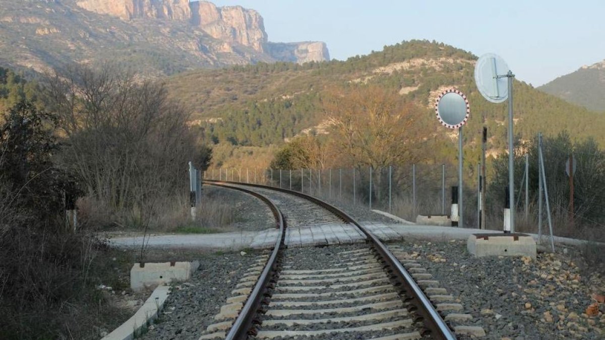 El paso a nivel de la línea de La Pobla en Camarasa. 