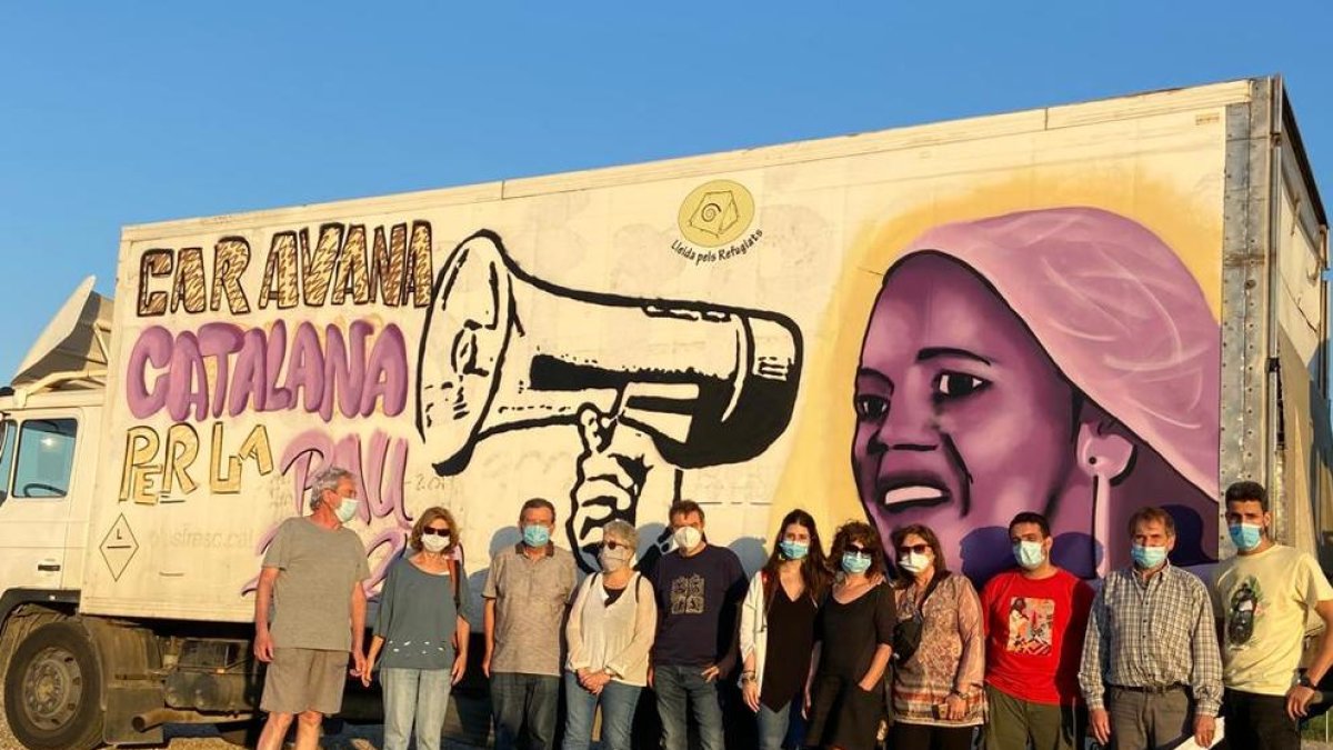 Responsables i col·laboradors de la caravana solidària ahir, hores abans de sortir amb destinació Algèria.