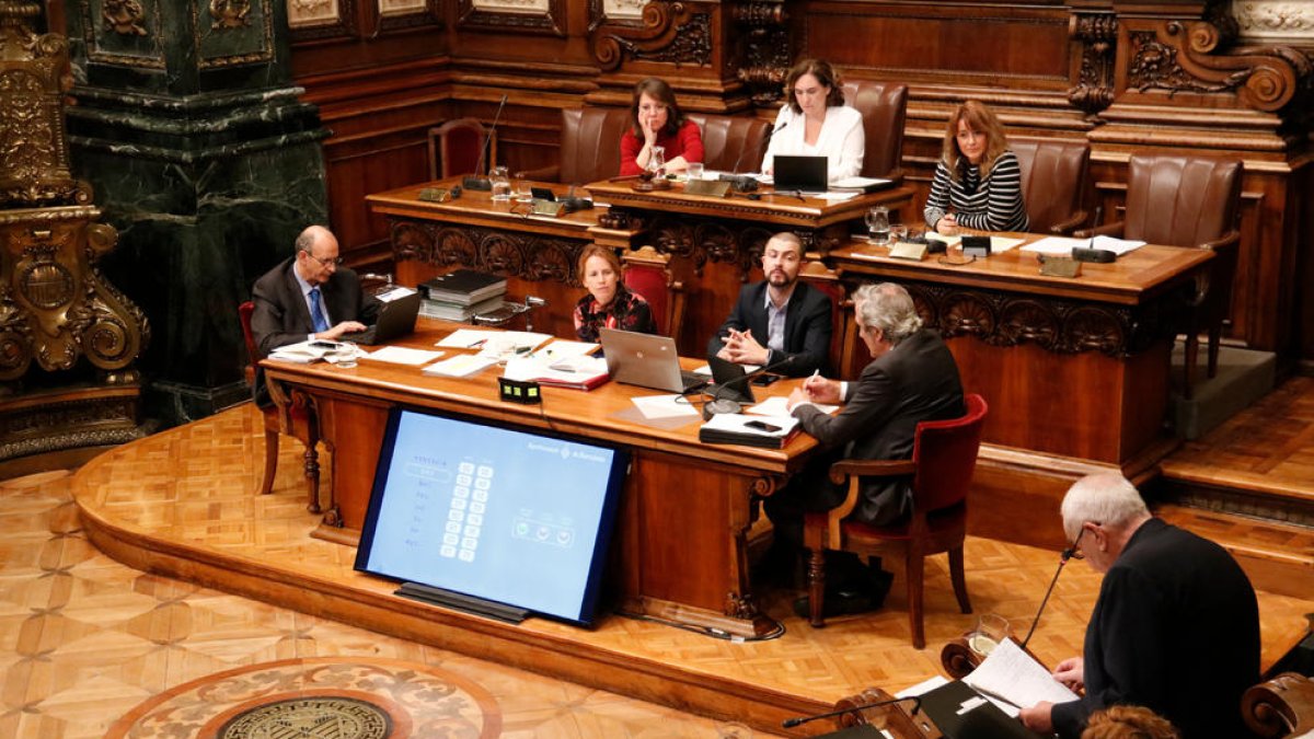 Ernest Maragall, de ERC, interviniendo en el pleno(derecha).