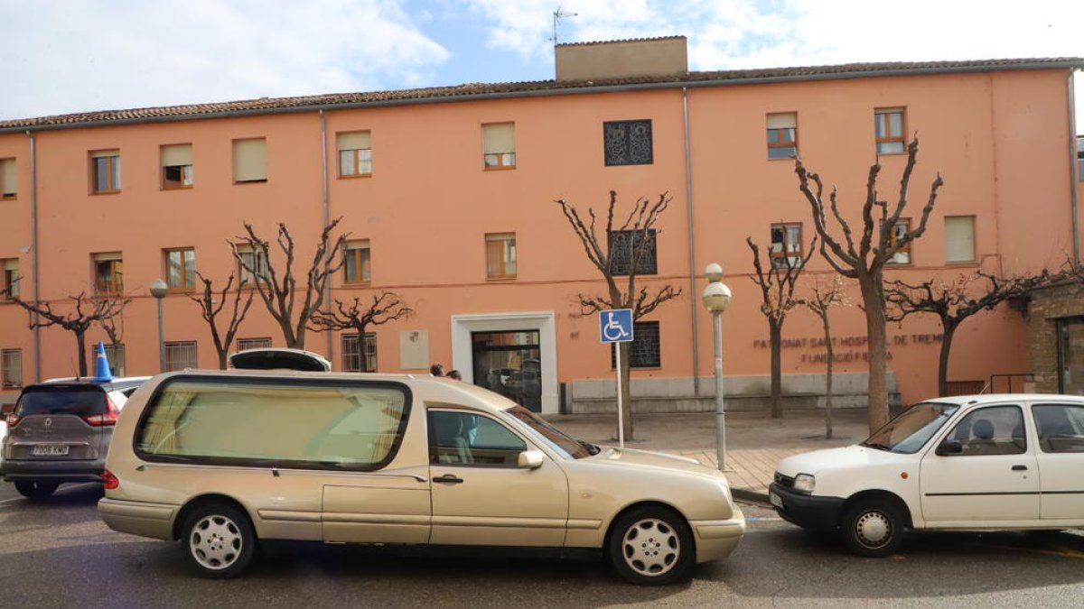 Un coche fúnebre aparcado ante la residencia de Tremp el pasado 15 de diciembre.