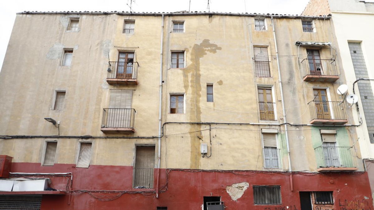 L’edifici afectat al carrer Veguer Carcassona del Barri Antic.