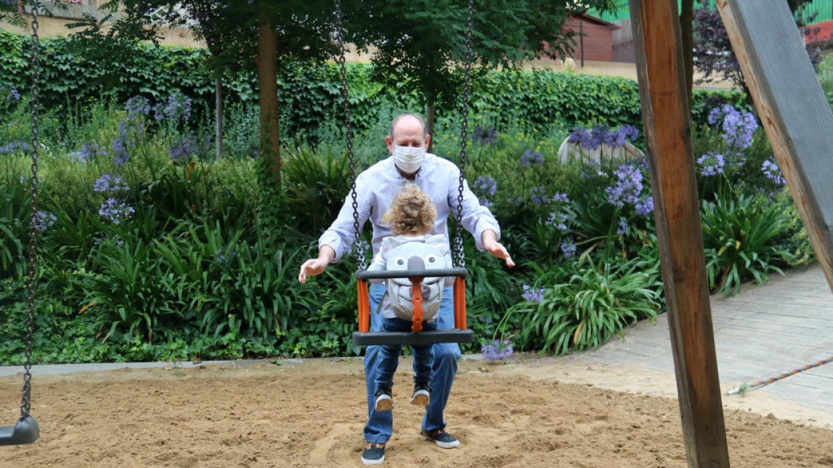 Una niña disfruta de uno de los parques reabiertos en Barcelona.