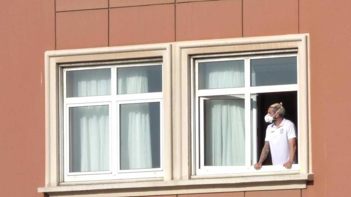 Flores, del Fuenlabrada, ahir traient el cap per una finestra de l’hotel.