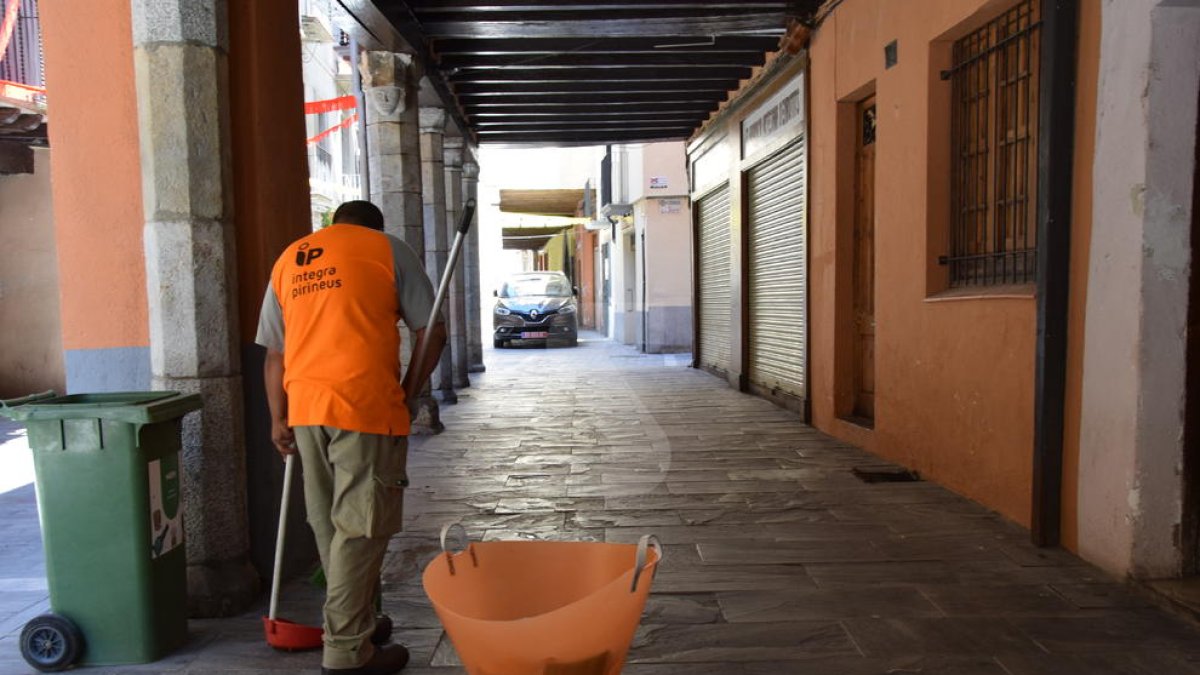 Un municipi lleidatà reforça la neteja dels carrers amb persones a l'atur