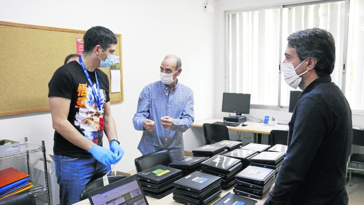 El instituto Josep Lladonosa de Lleida reparte 53 ordenadores.