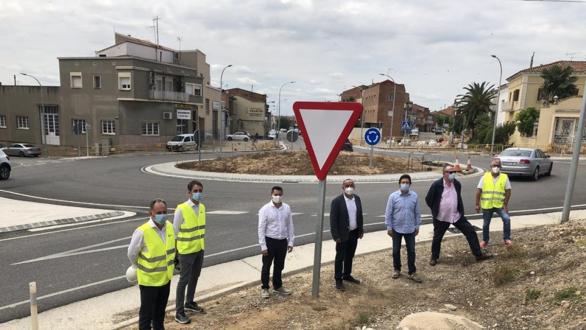 Gavín (tercer dreta) va visitar ahir les obres de la rotonda d’Alcarràs.