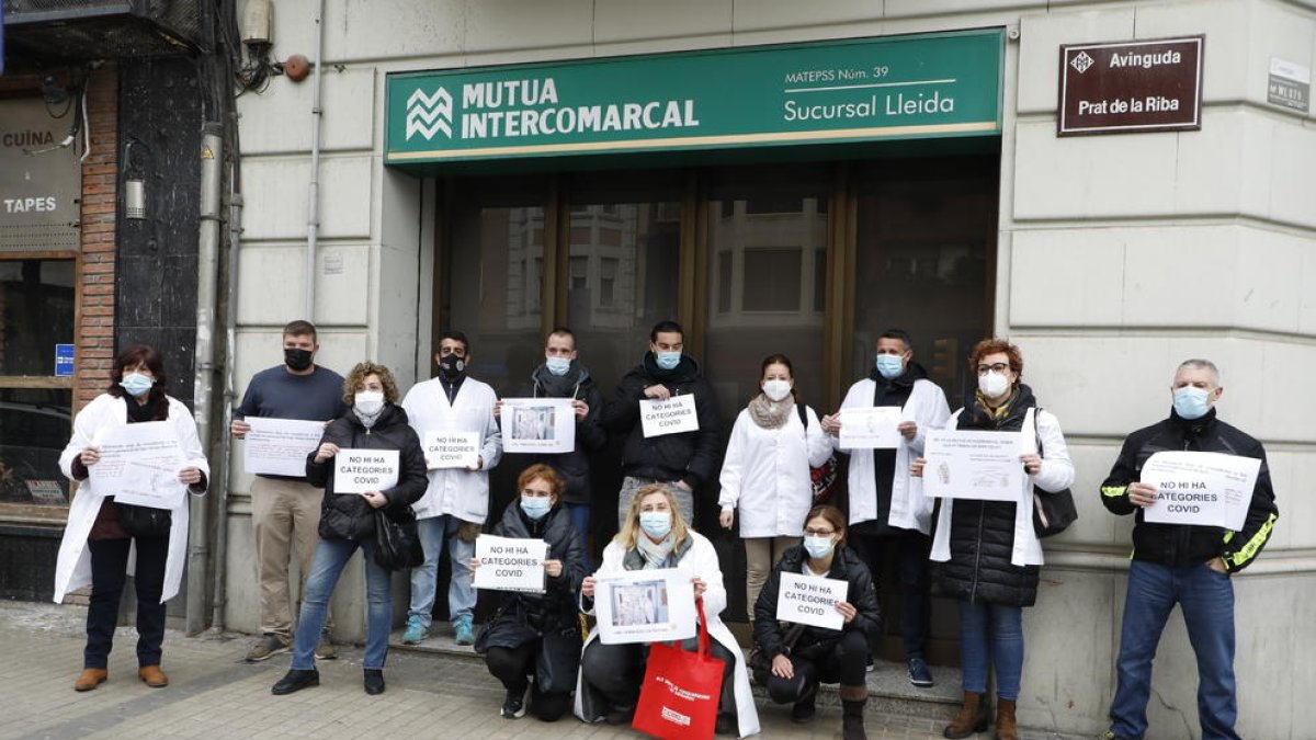 Treballadors del Santa Maria davant la delegació de la mútua.