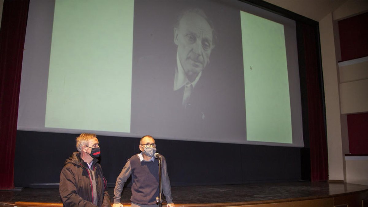Presentación de la película ‘Josep’ en el Casal Agramuntí (izquierda) y uno de las obras de Magí Puig para el largometraje (derecha).