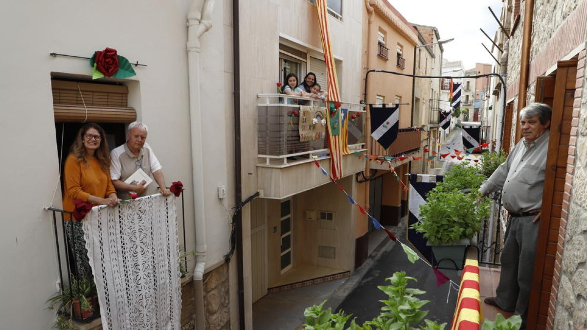 Balcones y ventanas de Puigverd de Lleida lucían ayer engalanados para vivir la fiesta de Sant Jordi, aunque sea desde el propio domicilio.