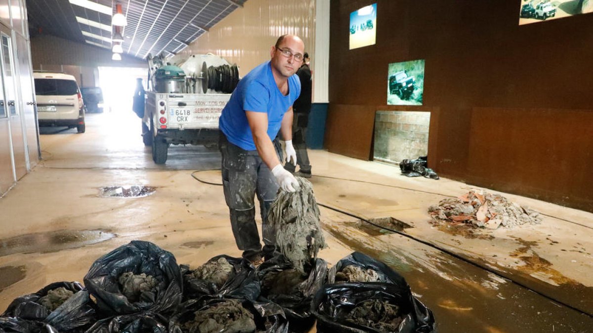 Fa un parell de dies que operaris desembussen les canonades de tovalloletes humides