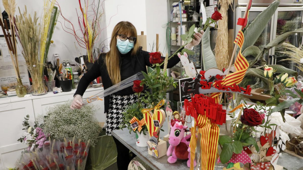 Carolina Sans, de la floristería Carol de Lleida, preparando ayer los envíos a domicilio. 