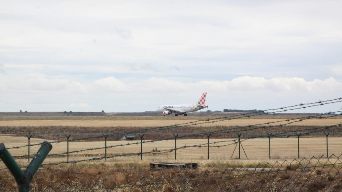 Un avión de la aerolínea Volotea en las instalaciones del aeropuerto de Alguaire el pasado mes de junio.