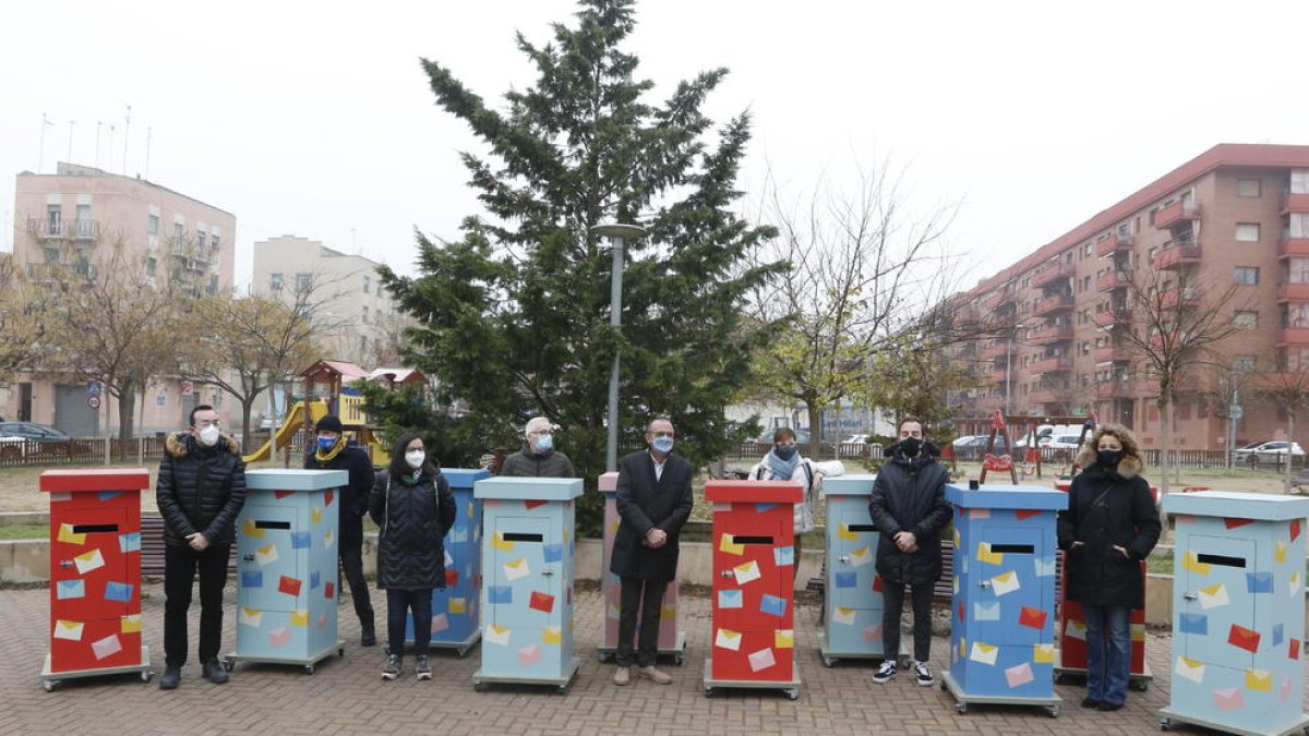 Presentación de los “buzones reales” que recogerán las cartas a los Reyes Magos, ayer. 