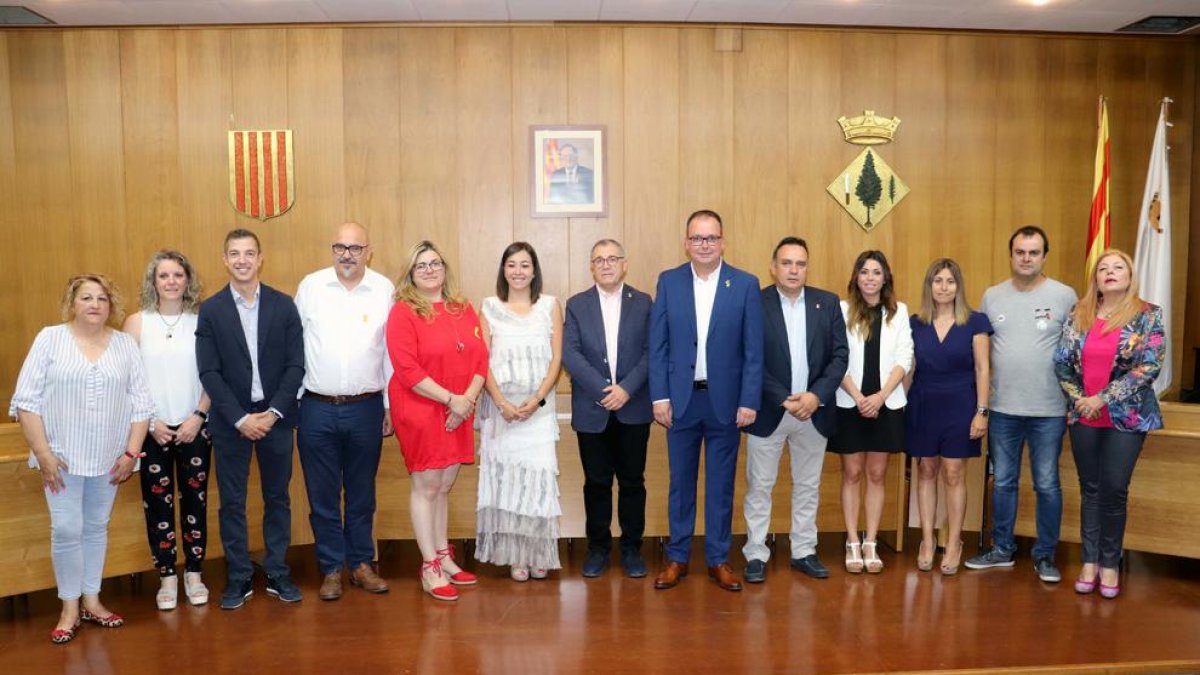 El alcalde de JxCat, Joan Gilart (centro, con traje azul), Teresa Mayoral (extremo izquierdo) y la edil de Cs, Cristina Latorre (extremo derecha)