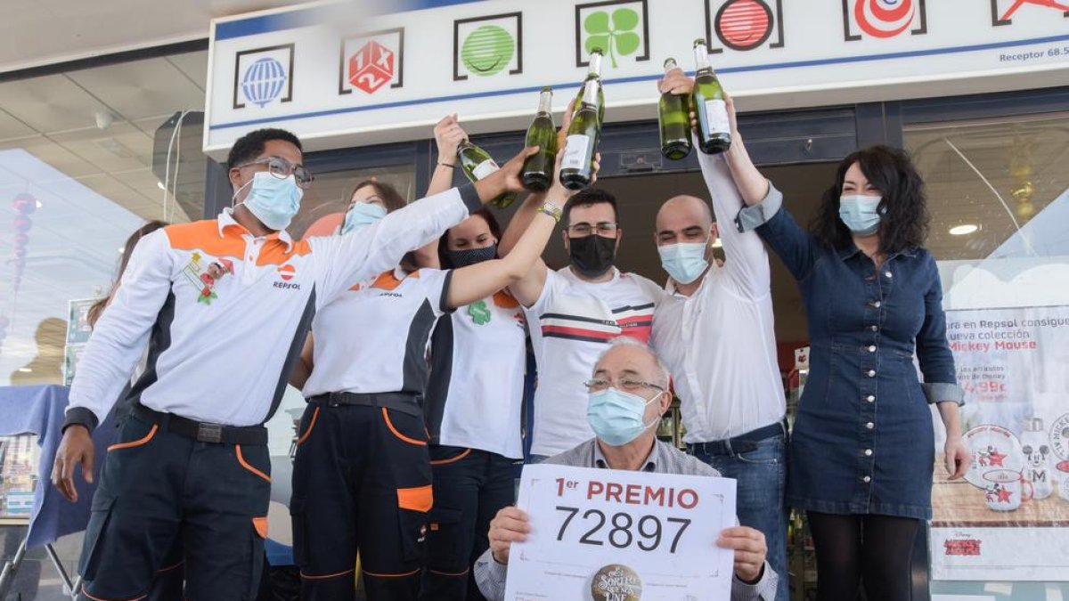 El loter i els empleats de la gasolinera, celebrant la grossa.